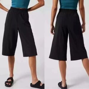 Athleta Savannah Bermuda Short Pull On High Rise Black Cropped Large